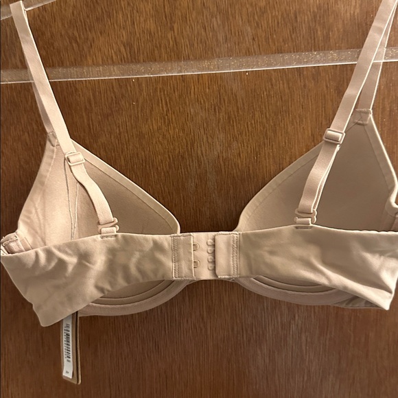 Skims Everybody Scoop Plunge Bra - Picture 6 of 9